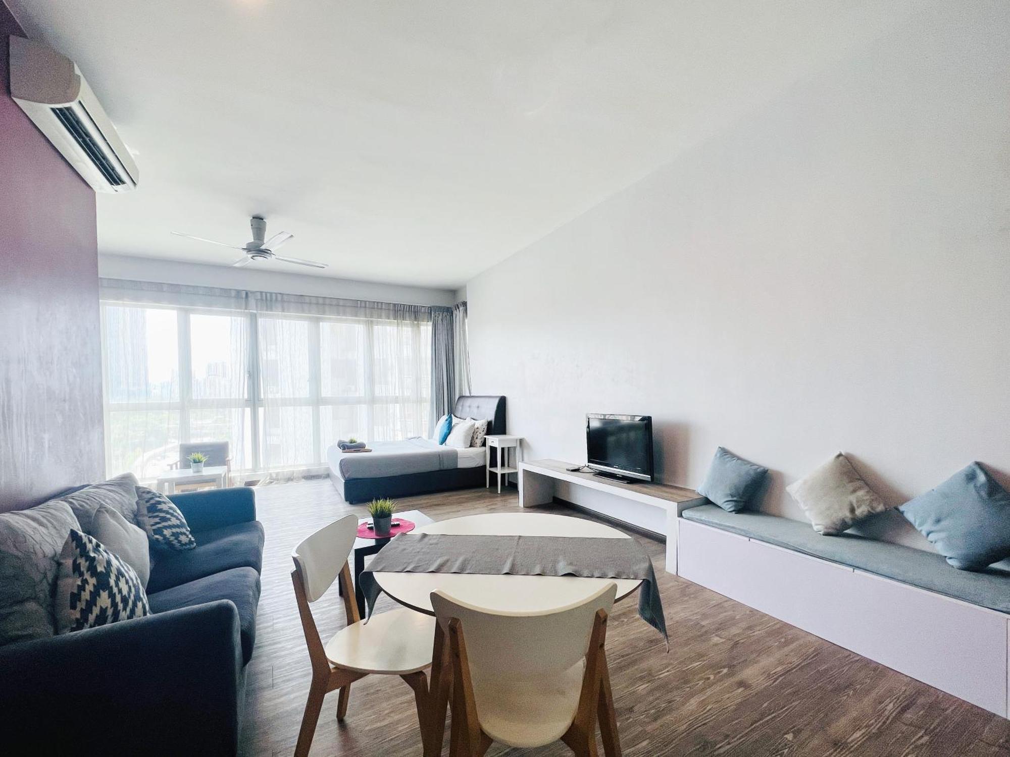 Regalia And By The Relaxstay Apartment *